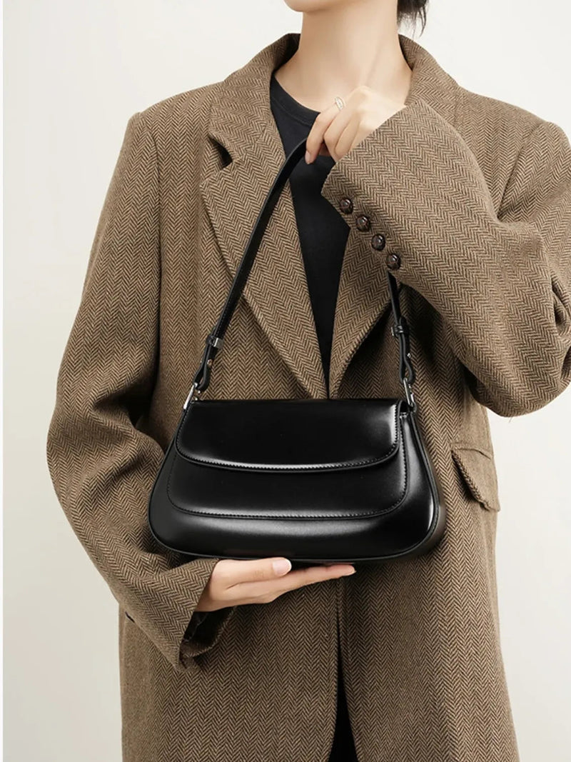 Bolsa Feminina Baguete Tiracolo em Couro com Alça Ajustável - Eléa