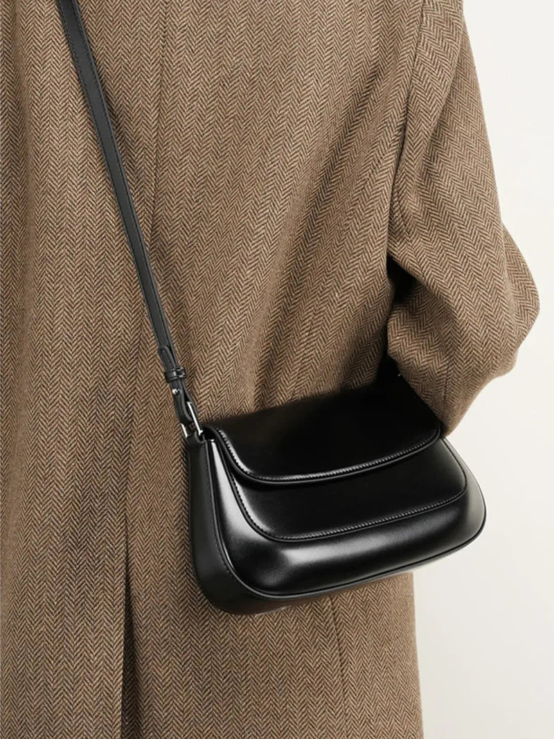 Bolsa Feminina Baguete Tiracolo em Couro com Alça Ajustável - Eléa