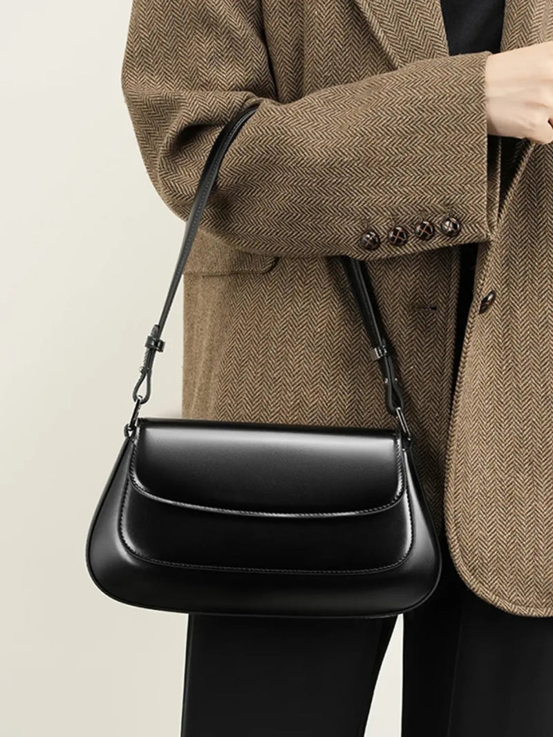 Bolsa Feminina Baguete Tiracolo em Couro com Alça Ajustável - Eléa