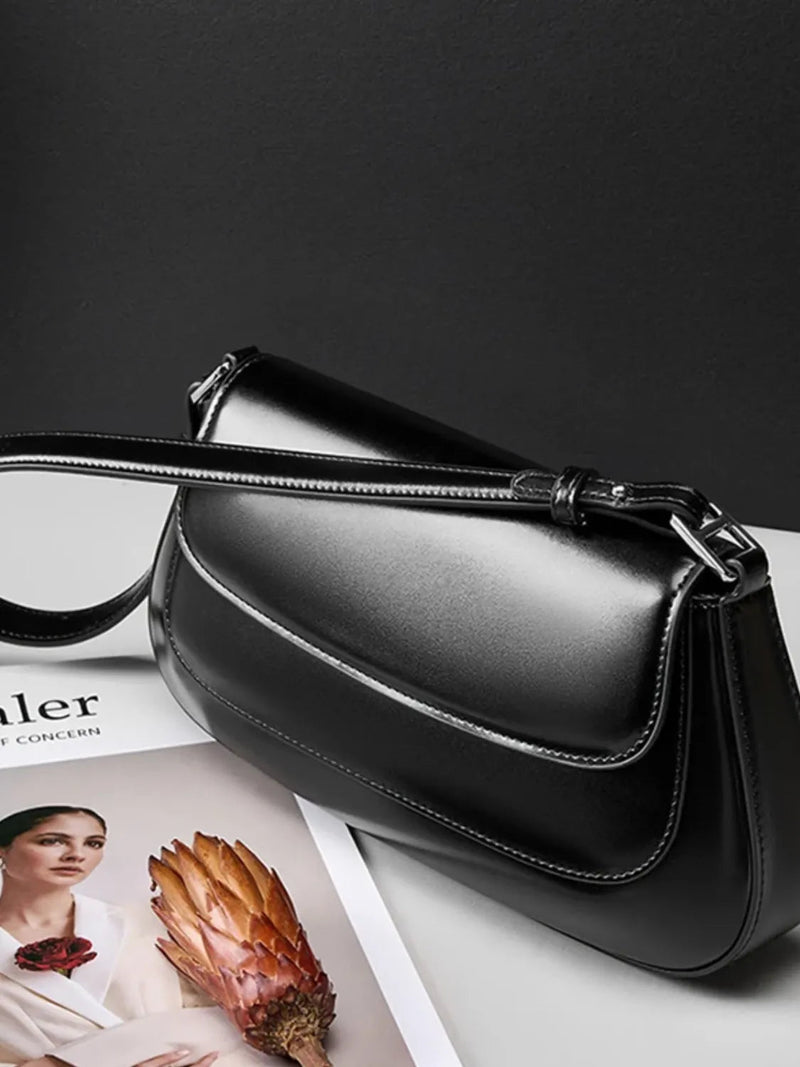 Bolsa Feminina Baguete Tiracolo em Couro com Alça Ajustável - Eléa